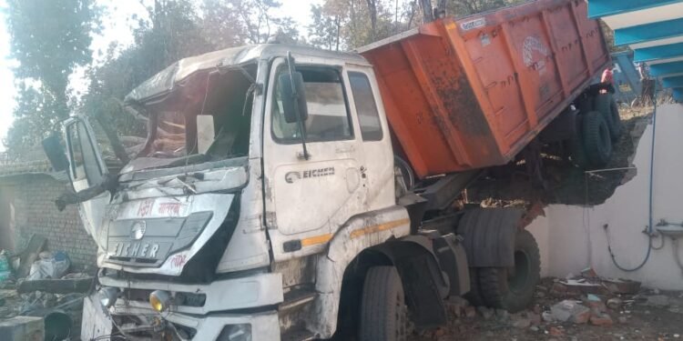 तेज रफ्तार अनियंत्रित ट्रेलर घुसा मकान में।।