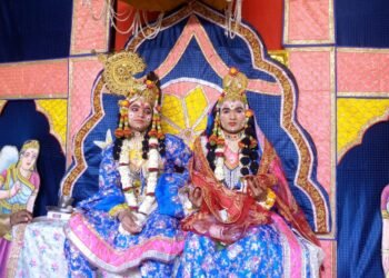 श्री कृष्ण के माखन चोरी की लीला देख भाव विभोर हुए भक्त।