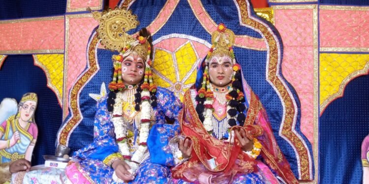 श्री कृष्ण के माखन चोरी की लीला देख भाव विभोर हुए भक्त।
