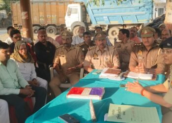 चोपन थाना परिसर में पीस कमेटी की बैठक आयोजित।