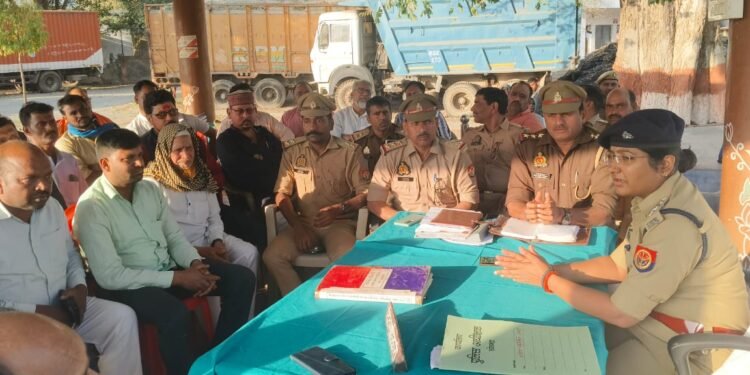 चोपन थाना परिसर में पीस कमेटी की बैठक आयोजित।