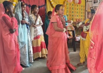 प्राथमिक विद्यालय भुराईनटोला के प्रांगण में गुरुवार को वार्षिकोत्सव कार्यक्रम बड़े ही धूमधाम के साथ मनाया गया।