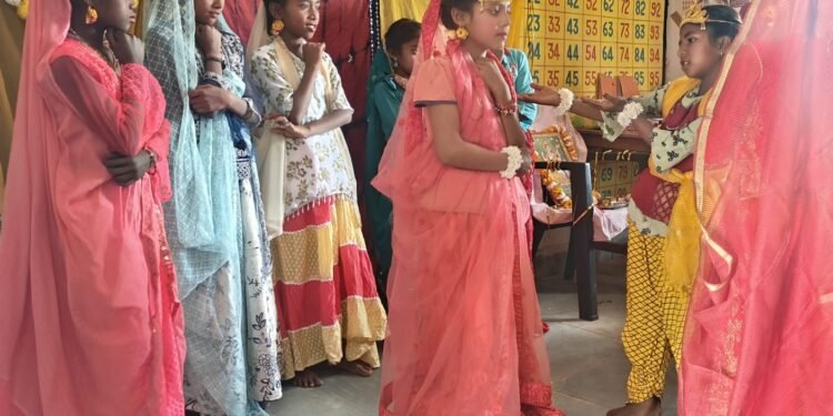 प्राथमिक विद्यालय भुराईनटोला के प्रांगण में गुरुवार को वार्षिकोत्सव कार्यक्रम बड़े ही धूमधाम के साथ मनाया गया।