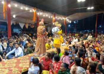 रासलीला के नौवें दिन बृज की लट्ठमार होली का हुआ जीवंत मंचन।