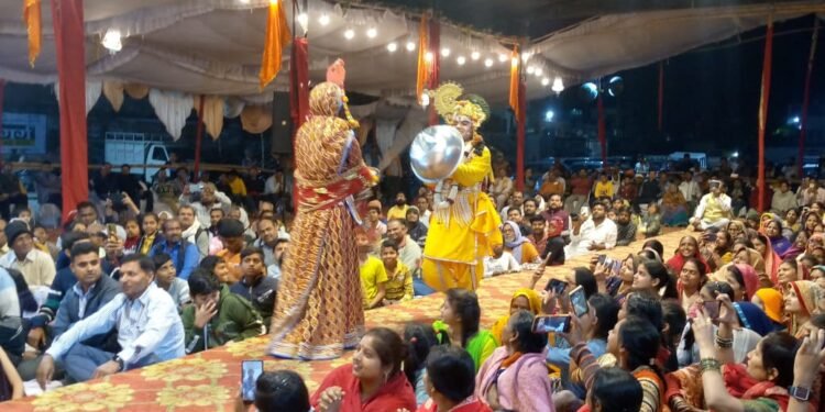 रासलीला के नौवें दिन बृज की लट्ठमार होली का हुआ जीवंत मंचन।