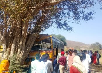 अनियंत्रित स्कूल बस पीपल के पेड़ से टकराई।कई बच्चे घायल।