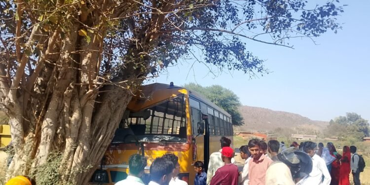 अनियंत्रित स्कूल बस पीपल के पेड़ से टकराई।कई बच्चे घायल।