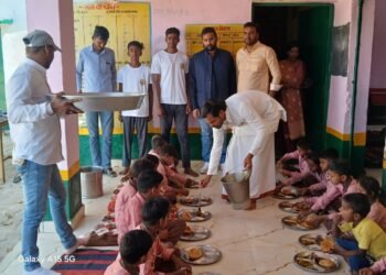 अंतर्राष्ट्रीय महिला दिवस पर धनवंतरी पतंजलि योग संस्थान ने निःशुल्क भोजन & फ़ल का वितरण किया – योग गुरु आचार्य अजय पाठक।