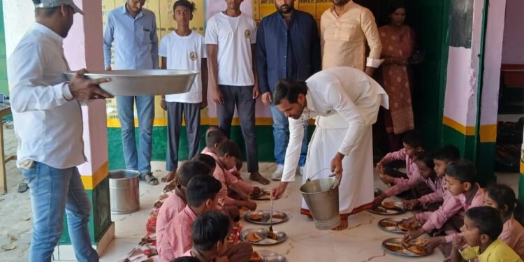 अंतर्राष्ट्रीय महिला दिवस पर धनवंतरी पतंजलि योग संस्थान ने निःशुल्क भोजन & फ़ल का वितरण किया – योग गुरु आचार्य अजय पाठक।