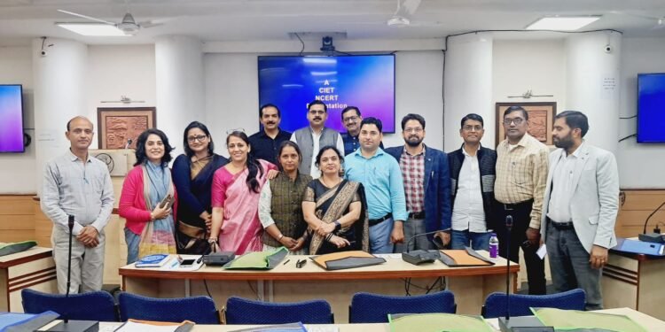 शिक्षा के क्षेत्र में बेहतर योगदान देने हेतु जनपद की महिला शिक्षकों समेत अन्य अध्यापको द्वारा दिल्ली एनसीईआरटी में प्राप्त किया प्रशिक्षण।