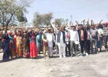 ग्राम सेवा समिति के अध्यक्ष शिवदत्त दुबे व रविन्द्र सिंह यादव व राजकुमार यादव के नेतृत्व में किया गया विशाल विरोध।।