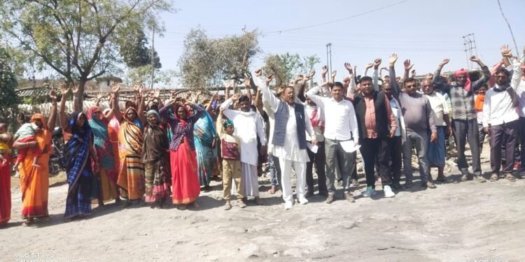 ग्राम सेवा समिति के अध्यक्ष शिवदत्त दुबे व रविन्द्र सिंह यादव व राजकुमार यादव के नेतृत्व में किया गया विशाल विरोध।।