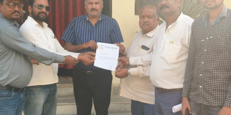 पत्रकार की निर्मम हत्या दोषियों को फांसी की सजा की मांग स्वतंत्र पत्रकार समिति ने महामहिम राज्यपाल के नाम ज्ञापन दिया।