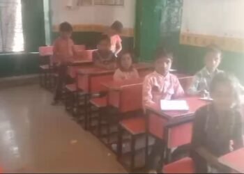 घर बैठ कर महिला शिक्षामित्र ले रही वेतन, तैनात शिक्षक भी मिले गायब।।