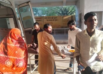 दो बाइक सवारों के आमने-सामने की टक्कर में तीन घायल