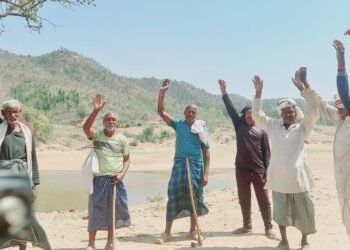 कोन वन रेंज में माफियाओं का कहर, लोगों ने किया वन विभाग के खिलाफ जोरदार प्रदर्शन, किया कार्रवाई की मांग।