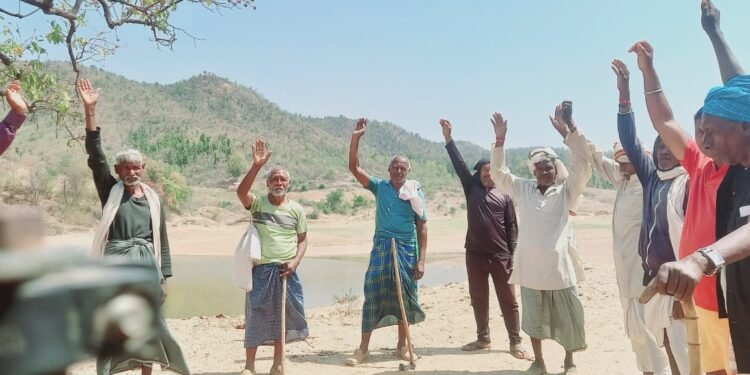 कोन वन रेंज में माफियाओं का कहर, लोगों ने किया वन विभाग के खिलाफ जोरदार प्रदर्शन, किया कार्रवाई की मांग।