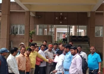 सीतापुर पत्रकार हत्याकांड के विरोध में ग्रामीण पत्रकार एसोसिएशन ने कलेक्ट्रेट पर दिया ज्ञापन।