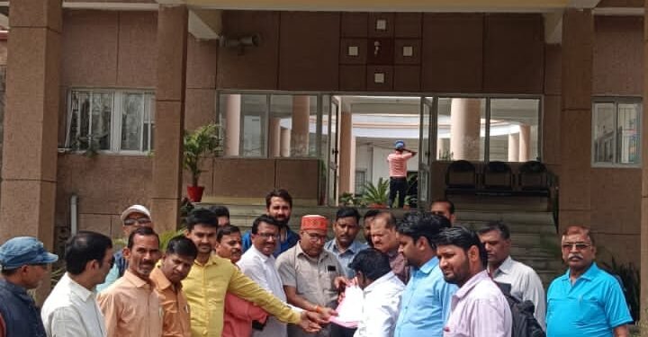 सीतापुर पत्रकार हत्याकांड के विरोध में ग्रामीण पत्रकार एसोसिएशन ने कलेक्ट्रेट पर दिया ज्ञापन।