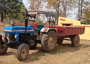वन विभाग की टीम ने पकड़ा बालू लोड ट्रैक्टर ।।