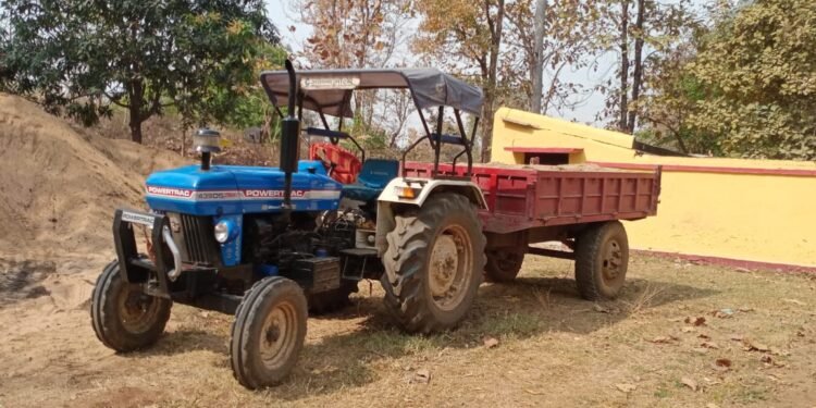 वन विभाग की टीम ने पकड़ा बालू लोड ट्रैक्टर ।।