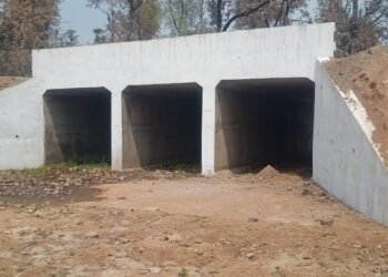 ठेकेदार की मनमानी, मानक के विपरीत बना दिया पुल बारिश में पानी इकठ्ठा होने की संभावना ।।