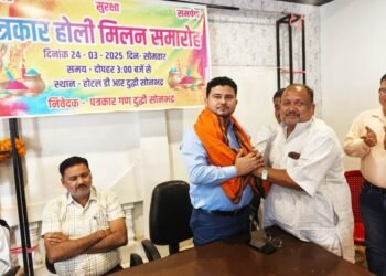 दुद्धी में पत्रकारों ने एस डी एम व तहसीलदार के संग फूलों की होली खेल समरसता का दिया सन्देश।