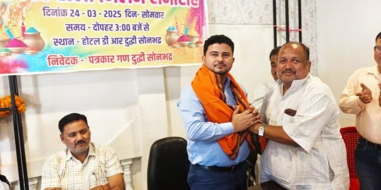 दुद्धी में पत्रकारों ने एस डी एम व तहसीलदार के संग फूलों की होली खेल समरसता का दिया सन्देश।