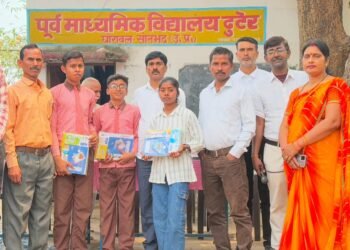 नवोदय विद्यालय में आलोक के चयन होने पर ढुटेर गांव में खुशी की लहर।