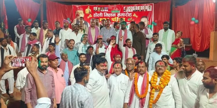 समाजवादी पार्टी  (पीडीए )का होली मिलन समारोह चोपन में सम्पन्न।