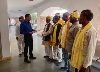 गोंगपा कार्यकर्ताओं ने राज्यपाल को संबोधित मांगों का ज्ञापन एडीएम को सौंपा।