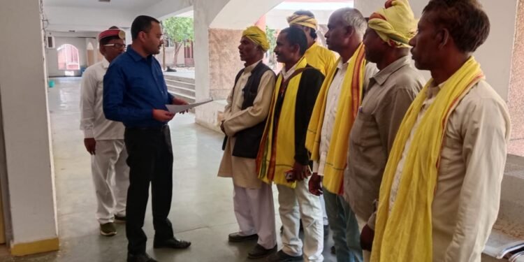 गोंगपा कार्यकर्ताओं ने राज्यपाल को संबोधित मांगों का ज्ञापन एडीएम को सौंपा।