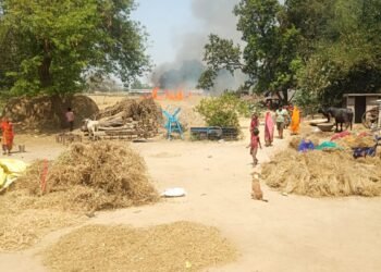 गेहूं की खड़ी फसल में लगी आग, लाखों का नुकसान।।