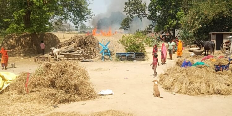 गेहूं की खड़ी फसल में लगी आग, लाखों का नुकसान।।