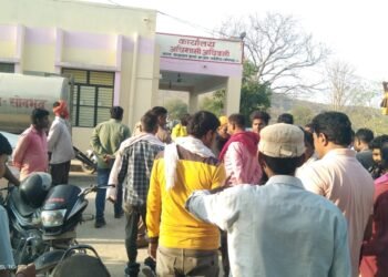 डाला नप कर्मचारियों ने कार्य का किया बहिष्कार पुलिस प्रताड़ना का लगाया आरोप।