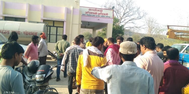 डाला नप कर्मचारियों ने कार्य का किया बहिष्कार पुलिस प्रताड़ना का लगाया आरोप।