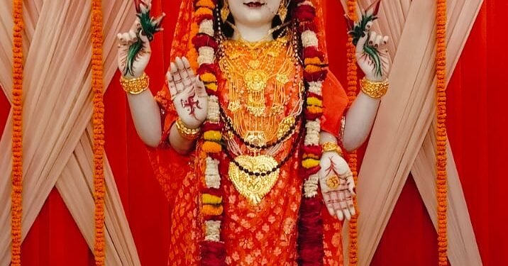 चैत्र नवरात्रि का पहला दिन आरंभ हुआ आज डाला स्थित मां वैष्णो मंदिर में मां शैलपुत्री की विधिवत पूजा-अर्चना की।