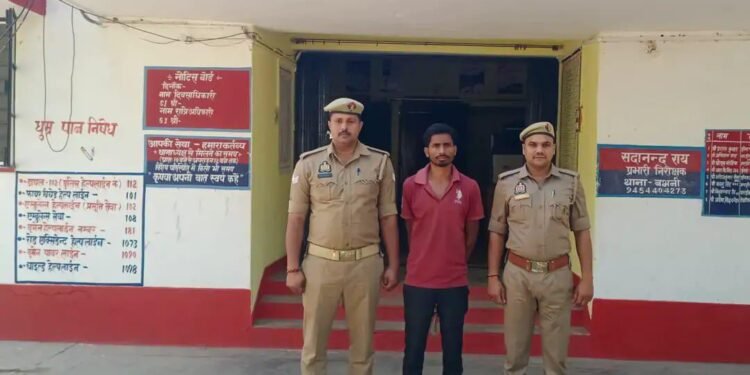 थाना बभनी पुलिस ने देवरिहवा मोड़ से एक वांछित अभियुक्त को किया गिरफ्तार।