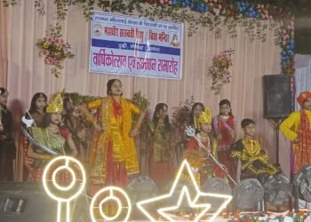 सरस्वती विद्या मंदिर का वार्षिक उत्सव में मुख्य अतिथि सांसद राम सकल ने चैता और निर्गुण गाकर सुनाया जिसे जमकर सराहा गया ।