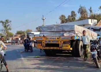 बोलेरो व ट्रेलर की टक्कर, ट्रेलर अनियंत्रित होकर दूकान में घुसा।