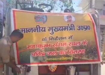 योगी सरकार की विशेष पहल के तहत फायर ब्रिगेड की गाड़ियों ने गंगाजल का किया वितरण।