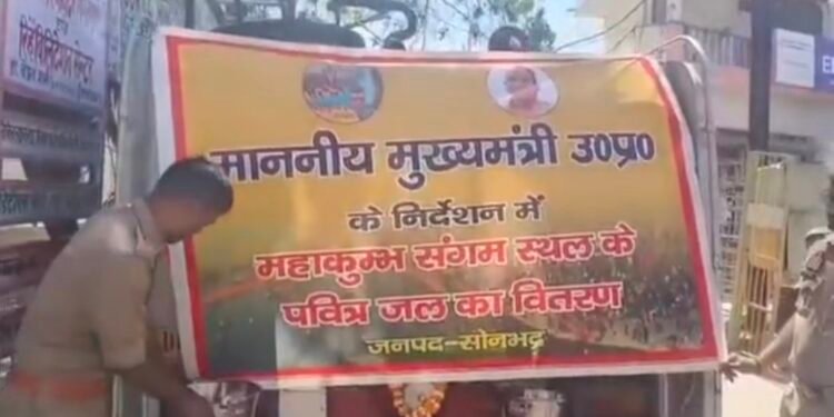 योगी सरकार की विशेष पहल के तहत फायर ब्रिगेड की गाड़ियों ने गंगाजल का किया वितरण।