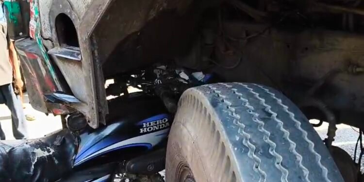 तेज रफ्तार अनियंत्रित मोटरसाइकिल सवार ने खड़ी ट्रक से टकराकर हुए घायल।