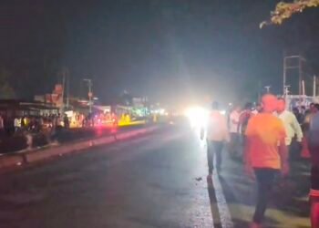 अनियंत्रित ट्रक की चपेट में आए बाइक सवार, तीन हुए घायल।