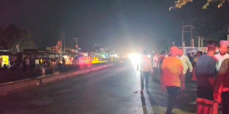 अनियंत्रित ट्रक की चपेट में आए बाइक सवार, तीन हुए घायल।