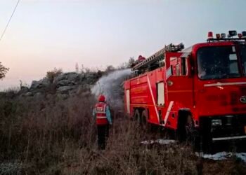 अचानक लगी पहाड़ में आग बड़ी दुर्घटना टली फायर ब्रिगेड ने आग पर पाया काबू।