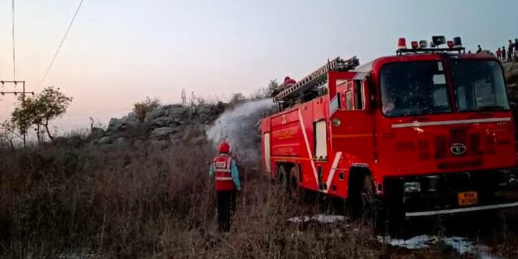 अचानक लगी पहाड़ में आग बड़ी दुर्घटना टली फायर ब्रिगेड ने आग पर पाया काबू।
