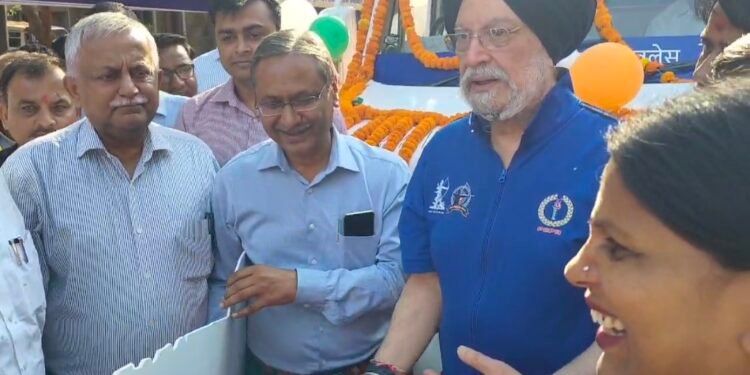 जनपद दौरे पर आए केंद्रीय मंत्री हरदीप सिंह पूरी ने दी करोड़ों की सौगात।