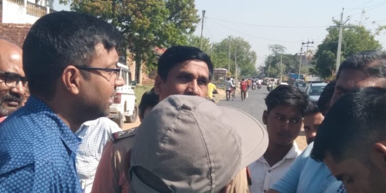 शाराब की दुकान खोलने पर नागरिकों में नाराजगी,किया विरोध फिर भी प्रशासन ने खोलवा दिया शराब की दुकान।।