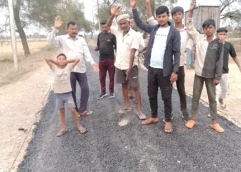 सड़क निर्माण में मानक की अनदेखी का आरोप, लोगों ने किया प्रदर्शन।।